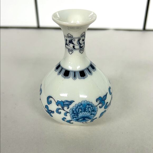 Vintage Made in Japan Tiny Porcelain Bud Vase Floral Asian Style - Picture 2 of 7